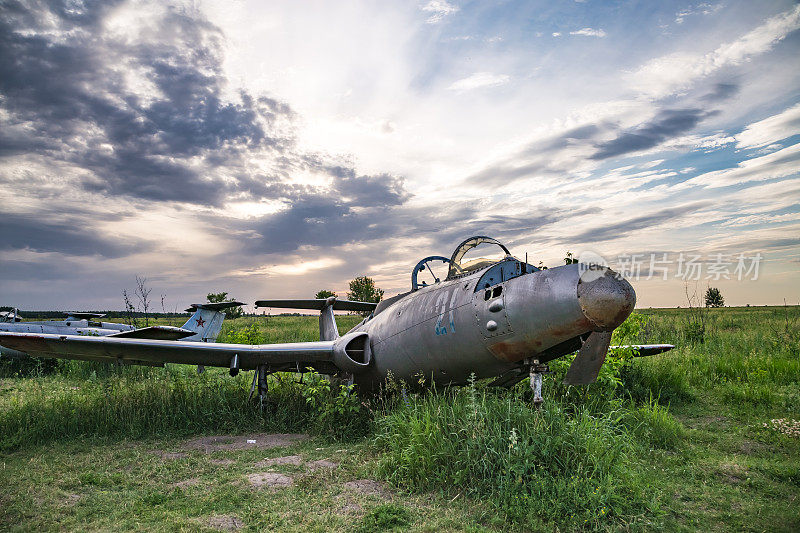 在乌克兰哈尔科夫地区Vovchansk废弃的空军基地飞机墓地，一架名为“Aero L-29 Delfin”的老飞机。